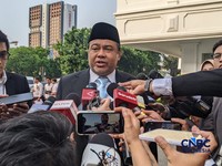 Foto: Presiden KSPI Said Iqbal saat menyampaikan keterangan kepada media saat tiba di Istana Kepresidenan, Jakarta, Senin (8/6/2026). (CNBC Indonesia/Emir Yanwardhana)