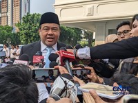 Presiden KSPI, Said Iqbal saat menyampaikan keterangan kepada media saat tiba di Istana Negara, Jakarta, Senin (8/6/2026). (CNBC Indonesia/Emir Yanwardhana)