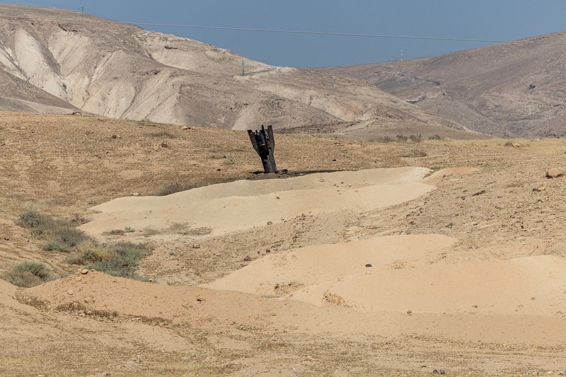 Sebagian rudal mencuat dari tanah setelah serangan dari Iran, di Tepi Barat bagian tengah yang diduduki Israel, 8 Juni 2026. (REUTERS/Naama Stern)