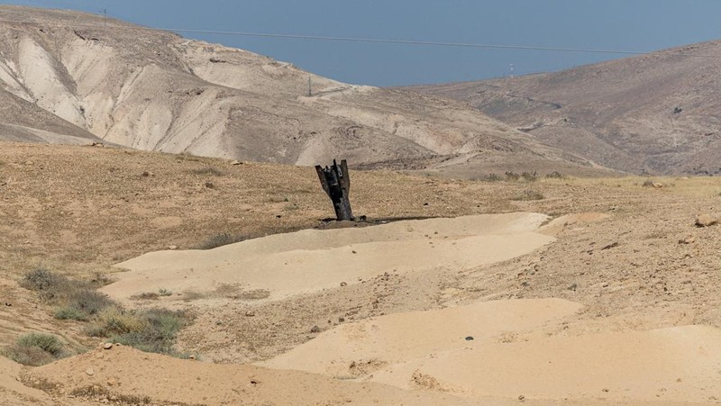 Sebagian rudal mencuat dari tanah setelah serangan dari Iran, di Tepi Barat bagian tengah yang diduduki Israel, 8 Juni 2026. (REUTERS/Naama Stern)