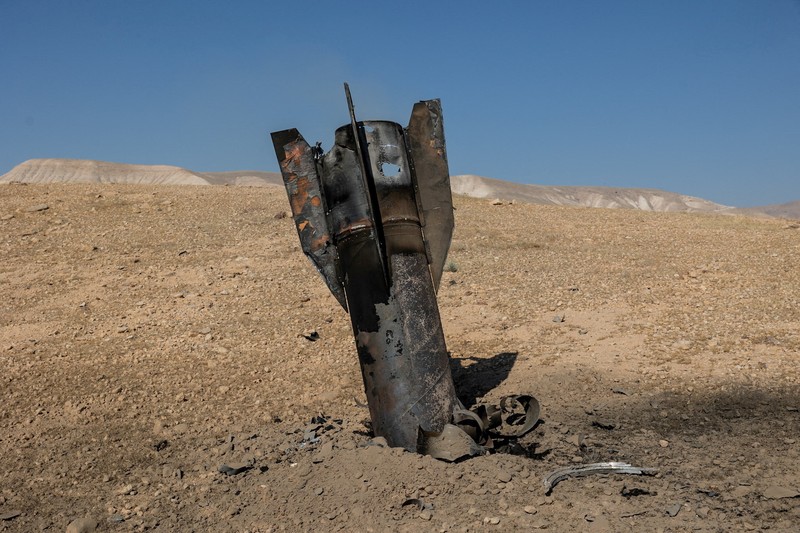 Sebagian rudal mencuat dari tanah setelah serangan dari Iran, di Tepi Barat bagian tengah yang diduduki Israel, 8 Juni 2026. (REUTERS/Naama Stern)
