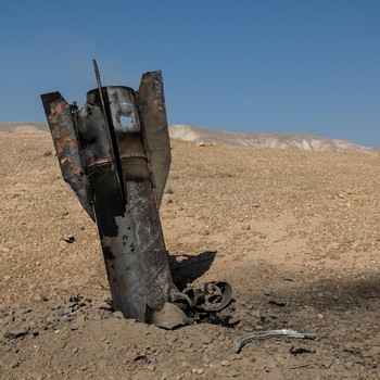 Sebagian rudal mencuat dari tanah, setelah serangan dari Iran, di Tepi Barat bagian tengah yang diduduki Israel, 8 Juni 2026. (REUTERS/Naama Stern)