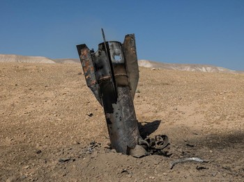 Sebagian rudal mencuat dari tanah, setelah serangan dari Iran, di Tepi Barat bagian tengah yang diduduki Israel, 8 Juni 2026. (REUTERS/Naama Stern)