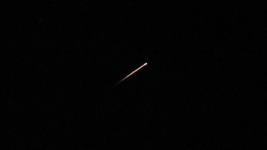 Seberkas cahaya menerangi langit selama serangan rudal dari Iran ke arah Israel, seperti yang terlihat dari Yerusalem, 7 Juni 2026.