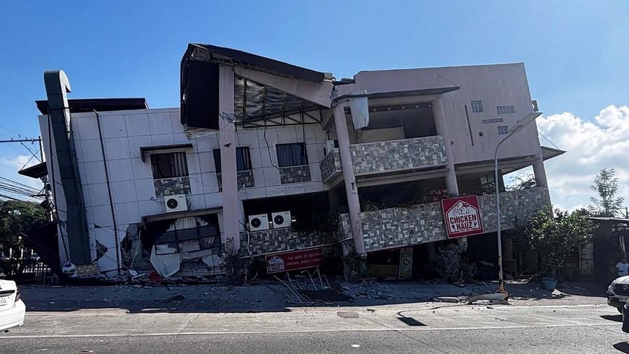 Sebuah bangunan yang runtuh terlihat setelah gempa bumi berkekuatan 7,8 di Kota General Santos pada 8 Juni 2026. (Edwin Espejo / AFP)