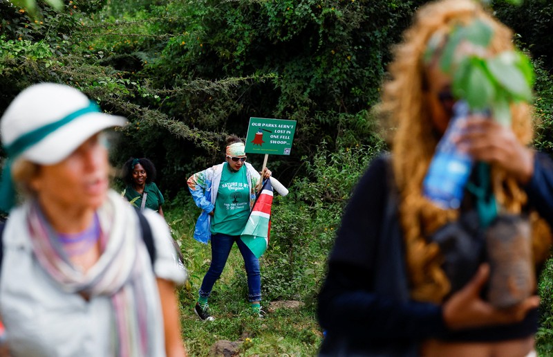 Para aktivis lingkungan bubar setelah petugas polisi anti huru hara melemparkan tabung gas air mata ke arah mereka selama demonstrasi menentang pengarahan lahan Taman Nasional Nairobi dan rencana relokasi Panti Asuhan Hewan Nairobi di Nairobi, Kenya, 8 Juni 2026. (REUTERS/Monicah Mwangi)