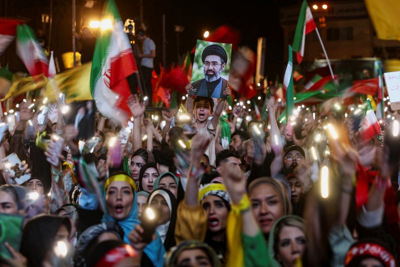 Orang-orang meneriakkan slogan-slogan selama demonstrasi anti-AS dan Israel setelah serangan rudal Iran ke Israel, di Teheran, Iran, 7 Juni 2026. (Majid Asgaripour/WANA (West Asia News Agency) via REUTERS)
