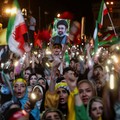 Seorang anak memegang gambar Pemimpin Tertinggi Iran, Mojtaba Khamenei, selama demonstrasi anti-AS dan Israel setelah serangan rudal Iran ke Israel, di Teheran, Iran, 7 Juni 2026. (Majid Asgaripour/WANA (West Asia News Agency) via REUTERS)