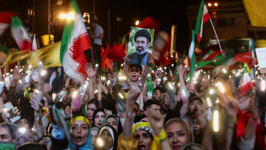 Seorang anak memegang gambar Pemimpin Tertinggi Iran, Mojtaba Khamenei, selama demonstrasi anti-AS dan Israel setelah serangan rudal Iran ke Israel, di Teheran, Iran, 7 Juni 2026.