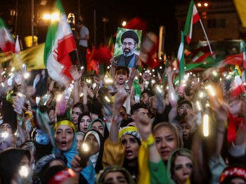 Seorang anak memegang gambar Pemimpin Tertinggi Iran, Mojtaba Khamenei, selama demonstrasi anti-AS dan Israel setelah serangan rudal Iran ke Israel, di Teheran, Iran, 7 Juni 2026. (Majid Asgaripour/WANA (West Asia News Agency) via REUTERS)