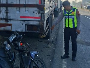 Pemotor Tewas Usai Tabrak Truk Parkir di Beji Pantura Batang