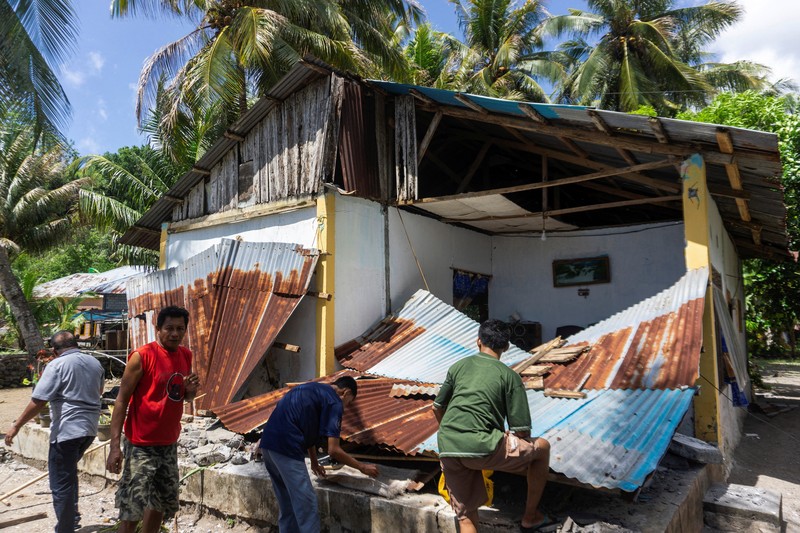 Warga evakuasi setelah gempa bumi di lepas pantai selatan pulau Mindanao, Filipina, yang juga dirasakan di Tabukan Utara. Kabupaten Kepulauan Sangihe, provinsi Sulawesi Utara, Senin (8/6/2026). (REUTERS/Stenly Pontolawokang)