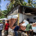 Warga evakuasi setelah gempa bumi di lepas pantai selatan pulau Mindanao, Filipina, yang juga dirasakan di Tabukan Utara. Kabupaten Kepulauan Sangihe, provinsi Sulawesi Utara, Senin (8/6/2026). (REUTERS/Stenly Pontolawokang)