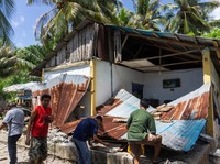 Warga evakuasi setelah gempa bumi di lepas pantai selatan pulau Mindanao, Filipina, yang juga dirasakan di Tabukan Utara. Kabupaten Kepulauan Sangihe, provinsi Sulawesi Utara, Senin (8/6/2026). (REUTERS/Stenly Pontolawokang)