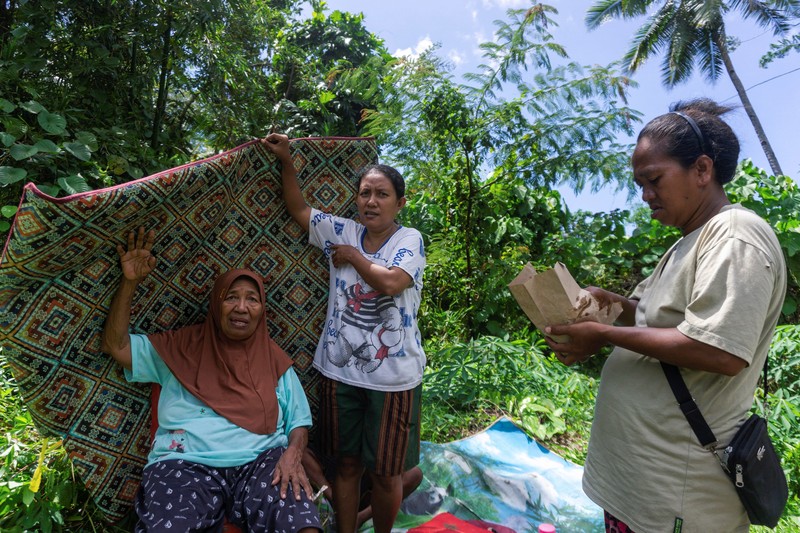 Warga evakuasi setelah gempa bumi di lepas pantai selatan pulau Mindanao, Filipina, yang juga dirasakan di Tabukan Utara. Kabupaten Kepulauan Sangihe, provinsi Sulawesi Utara, Senin (8/6/2026). (REUTERS/Stenly Pontolawokang)