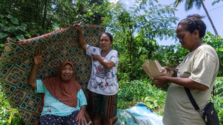 Warga evakuasi setelah gempa bumi di lepas pantai selatan pulau Mindanao, Filipina, yang juga dirasakan di Tabukan Utara. Kabupaten Kepulauan Sangihe, provinsi Sulawesi Utara, Senin (8/6/2026). (REUTERS/Stenly Pontolawokang)