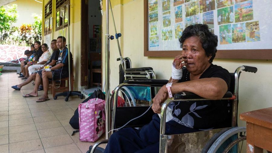 Warga evakuasi setelah gempa bumi di lepas pantai selatan pulau Mindanao, Filipina, yang juga dirasakan di Tabukan Utara. Kabupaten Kepulauan Sangihe, provinsi Sulawesi Utara, Senin (8/6/2026). (REUTERS/Stenly Pontolawokang)