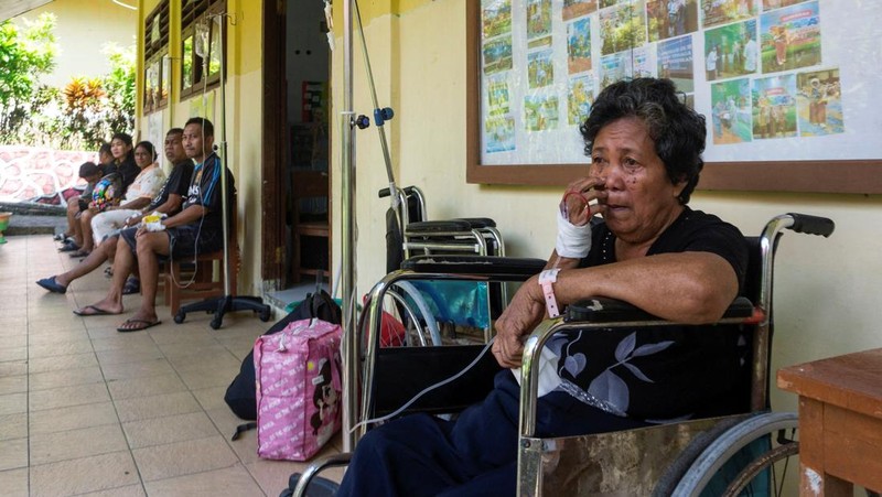 Warga evakuasi setelah gempa bumi di lepas pantai selatan pulau Mindanao, Filipina, yang juga dirasakan di Tabukan Utara. Kabupaten Kepulauan Sangihe, provinsi Sulawesi Utara, Senin (8/6/2026). (REUTERS/Stenly Pontolawokang)