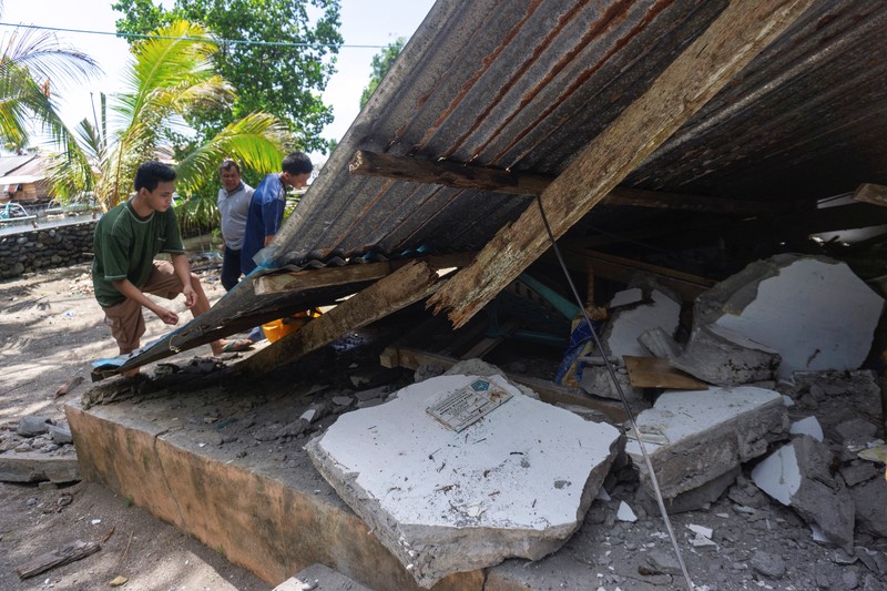 Warga evakuasi setelah gempa bumi di lepas pantai selatan pulau Mindanao, Filipina, yang juga dirasakan di Tabukan Utara. Kabupaten Kepulauan Sangihe, provinsi Sulawesi Utara, Senin (8/6/2026). (REUTERS/Stenly Pontolawokang)