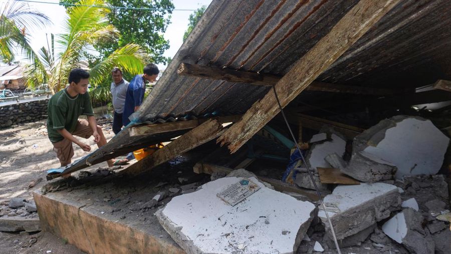 Warga evakuasi setelah gempa bumi di lepas pantai selatan pulau Mindanao, Filipina, yang juga dirasakan di Tabukan Utara. Kabupaten Kepulauan Sangihe, provinsi Sulawesi Utara, Senin (8/6/2026). (REUTERS/Stenly Pontolawokang)