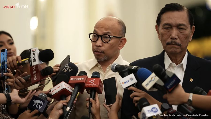 Anggota Dewan Ekonomi Nasional (DEN), Chatib Basri saat menyampaikan keterangan kepada media usai melakukan pertemuan dengan Presiden Prabowo Subianto di Istana Negara, Jakarta, Selasa (9/6/2026). (Tangkapan Layar Youtube/Sekretariat Presiden)