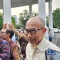 Anggota Dewan Ekonomi Nasional (DEN), Chatib Basri saat menyampaikan keterangan kepada media usai tiba di Istana Negara, Jakarta, Selasa (9/6/2026). (CNBC Indonesia/Emir Yanwardhana)