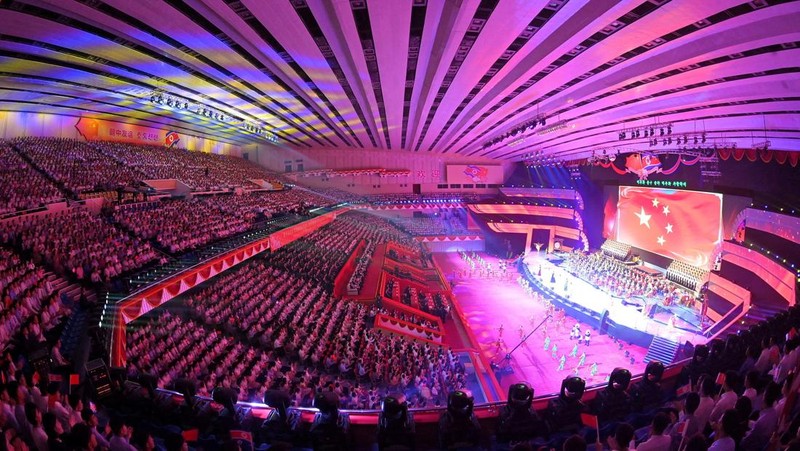 Bendera Tiongkok ditampilkan di layar selama pertunjukan di Stadion Dalam Ruangan Pyongyang, selama kunjungan kenegaraan Presiden Tiongkok Xi Jinping di Pyongyang, Korea Utara, 8 Juni 2026, dalam gambar yang dirilis oleh Kantor Berita Pusat Korea (KCNA) resmi Korea Utara.