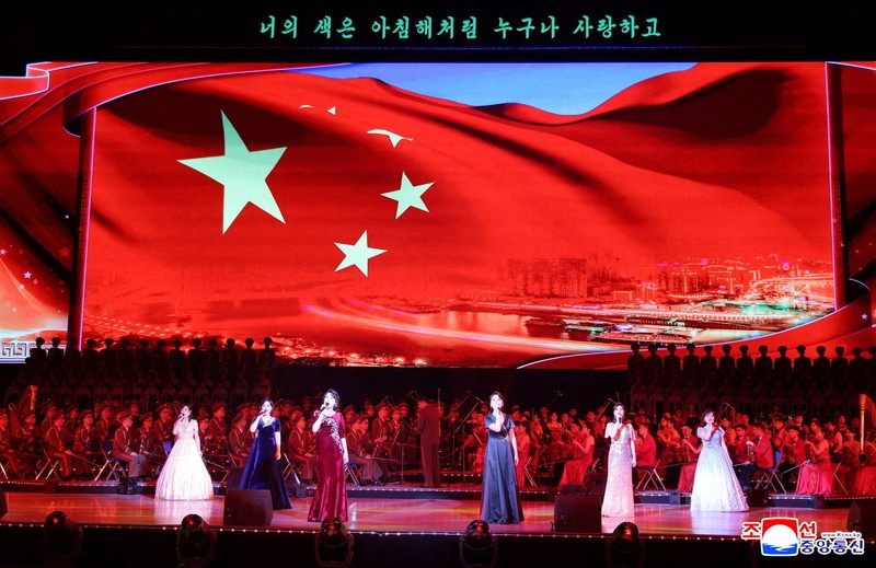 Presiden Tiongkok Xi Jinping dan pemimpin Korea Utara Kim Jong Un menghadiri pertunjukan di Stadion Dalam Ruangan Pyongyang, selama kunjungan kenegaraan Xi, di Pyongyang, Korea Utara, 8 Juni 2026, dalam foto yang dirilis oleh Kantor Berita Pusat Korea (KCNA) resmi Korea Utara. (KCNA via REUTERS)