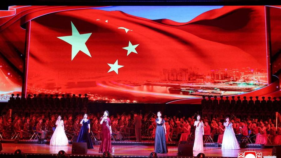 Bendera Tiongkok ditampilkan di layar selama pertunjukan di Stadion Dalam Ruangan Pyongyang, selama kunjungan kenegaraan Presiden Tiongkok Xi Jinping di Pyongyang, Korea Utara, 8 Juni 2026, dalam gambar yang dirilis oleh Kantor Berita Pusat Korea (KCNA) resmi Korea Utara.