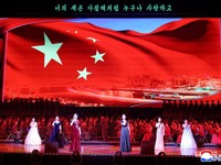 Bendera Tiongkok ditampilkan di layar selama pertunjukan di Stadion Dalam Ruangan Pyongyang, selama kunjungan kenegaraan Presiden Tiongkok Xi Jinping di Pyongyang, Korea Utara, 8 Juni 2026, dalam gambar yang dirilis oleh Kantor Berita Pusat Korea (KC