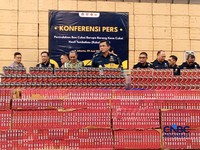 Direktur Jenderal Bea dan Cukai Indonesia, Djaka Budi Utama saat menyampaikan keterangan pers terkait penindakan bea cukai berupa barang kena cukai hasil tembakau di Jakarta, Selasa (9/6/2026). (CNBC Indonesia/Robertus Andrianto)