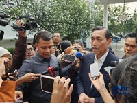 Presiden Prabowo Subianto memanggil Ketua Dewan Ekonomi Nasional (DEN) Luhut Binsar Pandjaitan di Istana Negara, Jakarta, Selasa (9/6/2026). (CNBC Indonesia/Emir Yanwardhana)