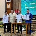 Menteri Pertanian Amran Sulaiman, bersama Wakil Menteri Pertanian Sudaryono, dan Kepala BRIN Arif Satria saat konferensi pers di kantor Kementan, Jakarta, Selasa (9/6/2026). (CNBC Indonesia/Martyasari RIzky)