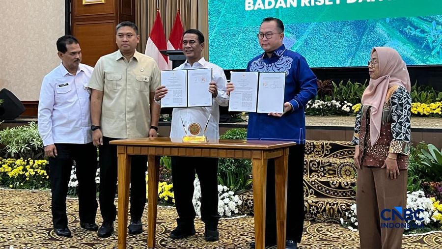 Menteri Pertanian Amran Sulaiman, bersama Wakil Menteri Pertanian Sudaryono, dan Kepala BRIN Arif Satria saat konferensi pers di kantor Kementan, Jakarta, Selasa (9/6/2026). (CNBC Indonesia/Martyasari RIzky)