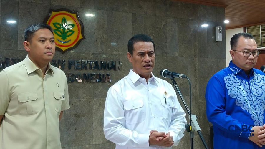Menteri Pertanian Amran Sulaiman, bersama Wakil Menteri Pertanian Sudaryono, dan Kepala BRIN Arif Satria saat konferensi pers di kantor Kementan, Jakarta, Selasa (9/6/2026). (CNBC Indonesia/Martyasari RIzky)