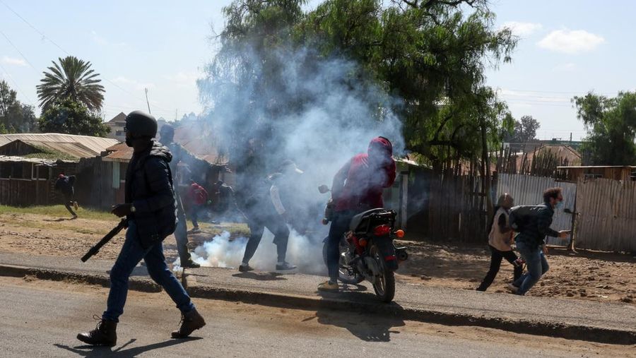 Para demonstran berlari menghindari gas air mata yang disebarkan oleh polisi, saat mereka berpartisipasi dalam protes menentang rencana karantina Ebola yang didukung AS untuk mendirikan fasilitas berkapasitas 50 tempat tidur di pangkalan angkatan udara Kenya yang dimaksudkan untuk menampung warga Amerika yang terpapar Ebola, di kota Nanyuki, Kabupaten Laikipia, Kenya, 9 Juni 2026.