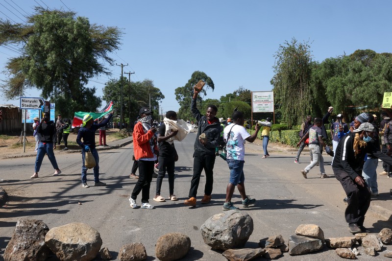 Para demonstran ikut serta dalam protes menentang rencana karantina Ebola yang didukung AS untuk mendirikan fasilitas berkapasitas 50 tempat tidur di pangkalan angkatan udara Kenya yang dimaksudkan untuk menampung warga Amerika yang terpapar Ebola, di kota Nanyuki, Kabupaten Laikipia, Kenya, 9 Juni 2026. (REUTERS/Monicah Mwangi)