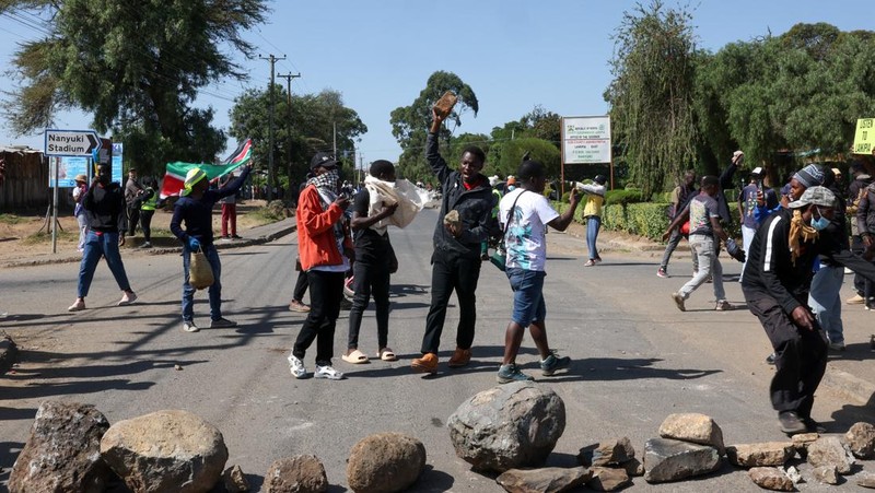 Para demonstran ikut serta dalam protes menentang rencana karantina Ebola yang didukung AS untuk mendirikan fasilitas berkapasitas 50 tempat tidur di pangkalan angkatan udara Kenya yang dimaksudkan untuk menampung warga Amerika yang terpapar Ebola, di kota Nanyuki, Kabupaten Laikipia, Kenya, 9 Juni 2026.
