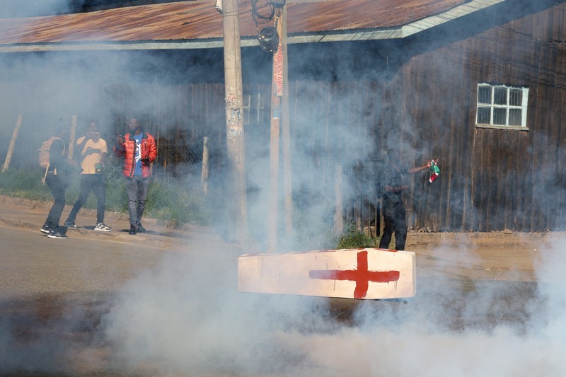 Para demonstran ikut serta dalam protes menentang rencana karantina Ebola yang didukung AS untuk mendirikan fasilitas berkapasitas 50 tempat tidur di pangkalan angkatan udara Kenya yang dimaksudkan untuk menampung warga Amerika yang terpapar Ebola, di kota Nanyuki, Kabupaten Laikipia, Kenya, 9 Juni 2026. (REUTERS/Monicah Mwangi)