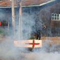 Para demonstran ikut serta dalam protes menentang rencana karantina Ebola yang didukung AS untuk mendirikan fasilitas berkapasitas 50 tempat tidur di pangkalan angkatan udara Kenya yang dimaksudkan untuk menampung warga Amerika yang terpapar Ebola, d