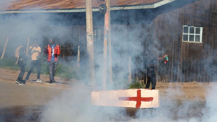 Para demonstran ikut serta dalam protes menentang rencana karantina Ebola yang didukung AS untuk mendirikan fasilitas berkapasitas 50 tempat tidur di pangkalan angkatan udara Kenya yang dimaksudkan untuk menampung warga Amerika yang terpapar Ebola, d
