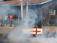 Para demonstran ikut serta dalam protes menentang rencana karantina Ebola yang didukung AS untuk mendirikan fasilitas berkapasitas 50 tempat tidur di pangkalan angkatan udara Kenya yang dimaksudkan untuk menampung warga Amerika yang terpapar Ebola, d