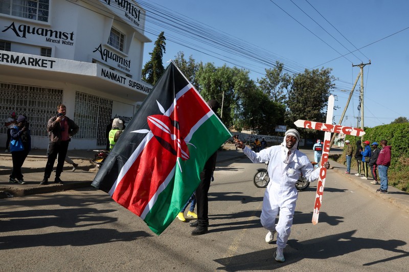 Para demonstran ikut serta dalam protes menentang rencana karantina Ebola yang didukung AS untuk mendirikan fasilitas berkapasitas 50 tempat tidur di pangkalan angkatan udara Kenya yang dimaksudkan untuk menampung warga Amerika yang terpapar Ebola, di kota Nanyuki, Kabupaten Laikipia, Kenya, 9 Juni 2026. (REUTERS/Monicah Mwangi)