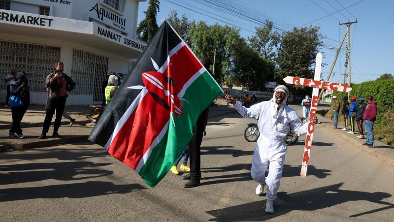Para demonstran ikut serta dalam protes menentang rencana karantina Ebola yang didukung AS untuk mendirikan fasilitas berkapasitas 50 tempat tidur di pangkalan angkatan udara Kenya yang dimaksudkan untuk menampung warga Amerika yang terpapar Ebola, di kota Nanyuki, Kabupaten Laikipia, Kenya, 9 Juni 2026.