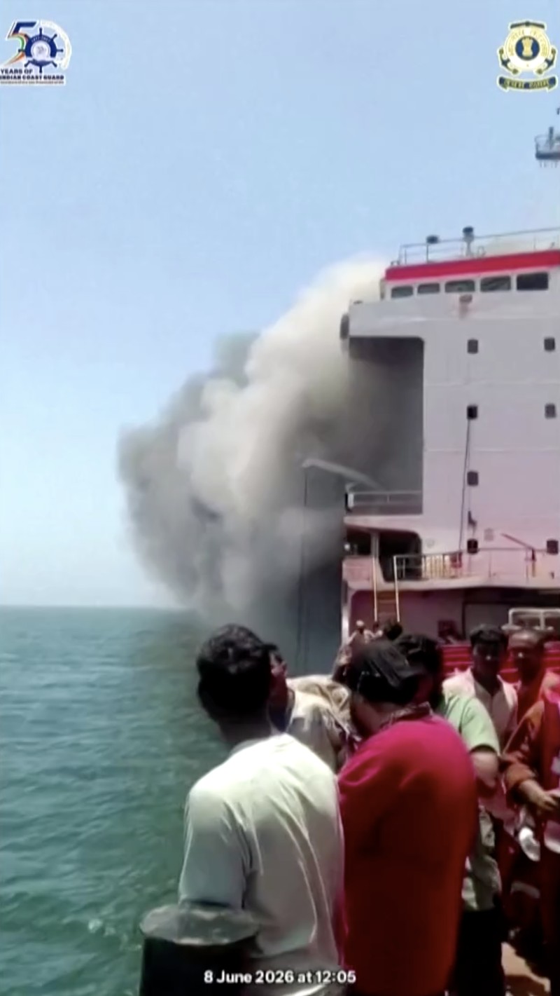 Pasukan Amerika Serikat melumpuhkan sebuah kapal tanker minyak tanpa muatan di Teluk Oman pada Senin (8/6/2026) setelah kapal tersebut mencoba berlayar menuju pelabuhan di Iran. (Tangkapan Layar Video Reuters/)