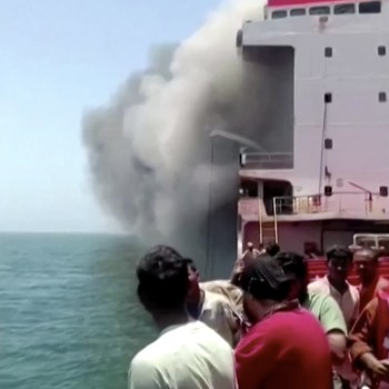 Pasukan Amerika Serikat melumpuhkan sebuah kapal tanker minyak tanpa muatan di Teluk Oman pada Senin (8/6/2026) setelah kapal tersebut mencoba berlayar menuju pelabuhan di Iran. (Tangkapan Layar Video Reuters/)