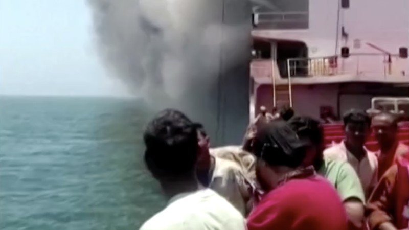 Pasukan Amerika Serikat melumpuhkan sebuah kapal tanker minyak tanpa muatan di Teluk Oman pada Senin (8/6/2026) setelah kapal tersebut mencoba berlayar menuju pelabuhan di Iran. (Tangkapan Layar Video Reuters/)