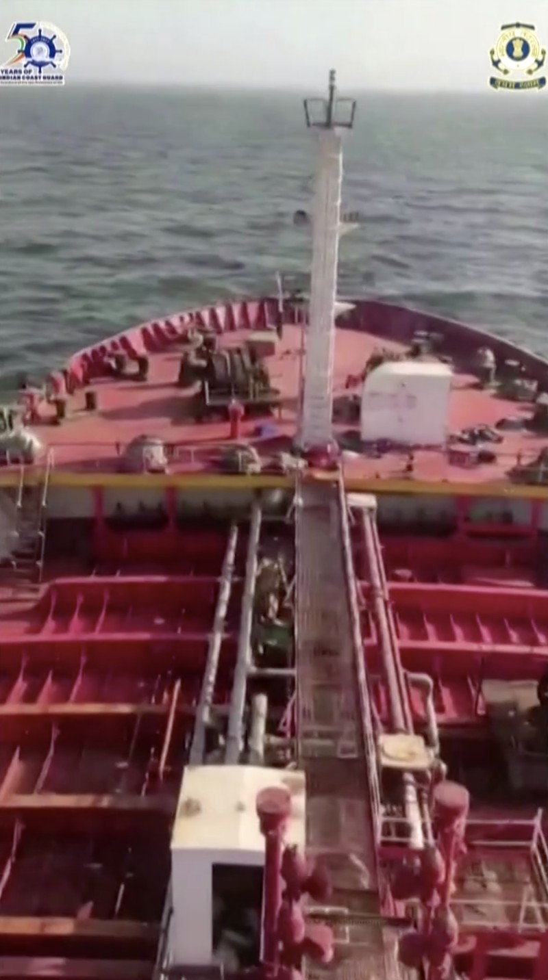 Pasukan Amerika Serikat melumpuhkan sebuah kapal tanker minyak tanpa muatan di Teluk Oman pada Senin (8/6/2026) setelah kapal tersebut mencoba berlayar menuju pelabuhan di Iran. (Tangkapan Layar Video Reuters/)