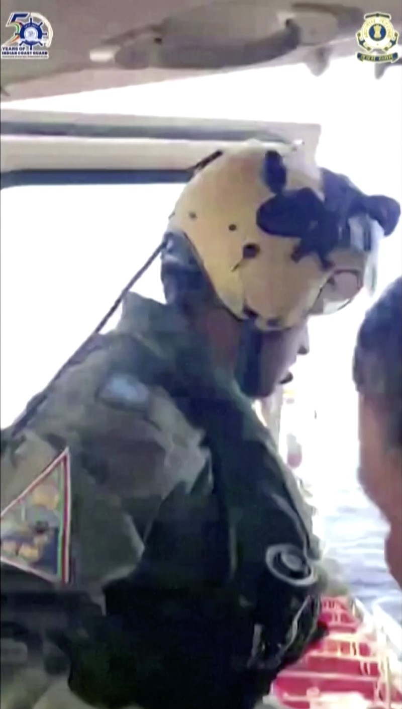 Pasukan Amerika Serikat melumpuhkan sebuah kapal tanker minyak tanpa muatan di Teluk Oman pada Senin (8/6/2026) setelah kapal tersebut mencoba berlayar menuju pelabuhan di Iran. (Tangkapan Layar Video Reuters/)