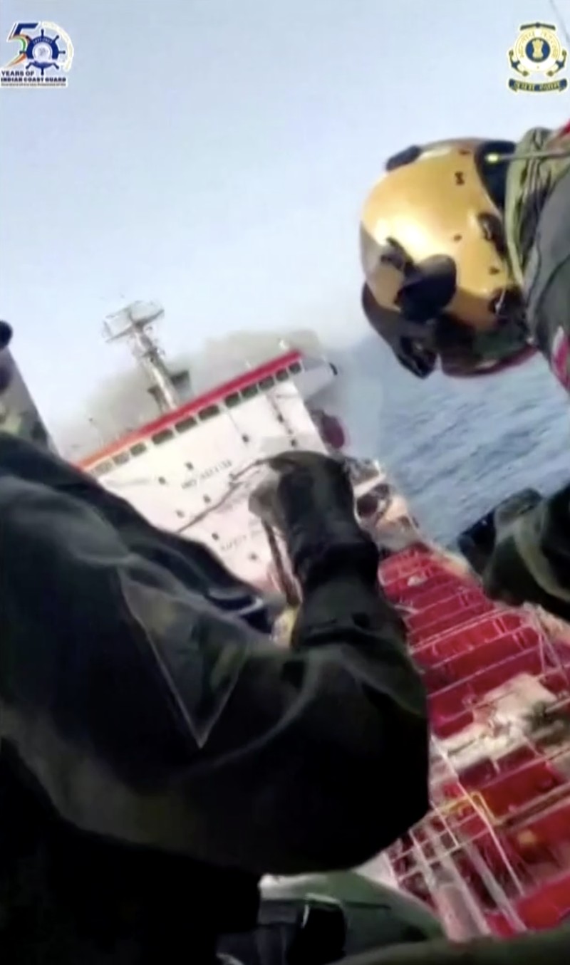 Pasukan Amerika Serikat melumpuhkan sebuah kapal tanker minyak tanpa muatan di Teluk Oman pada Senin (8/6/2026) setelah kapal tersebut mencoba berlayar menuju pelabuhan di Iran. (Tangkapan Layar Video Reuters/)